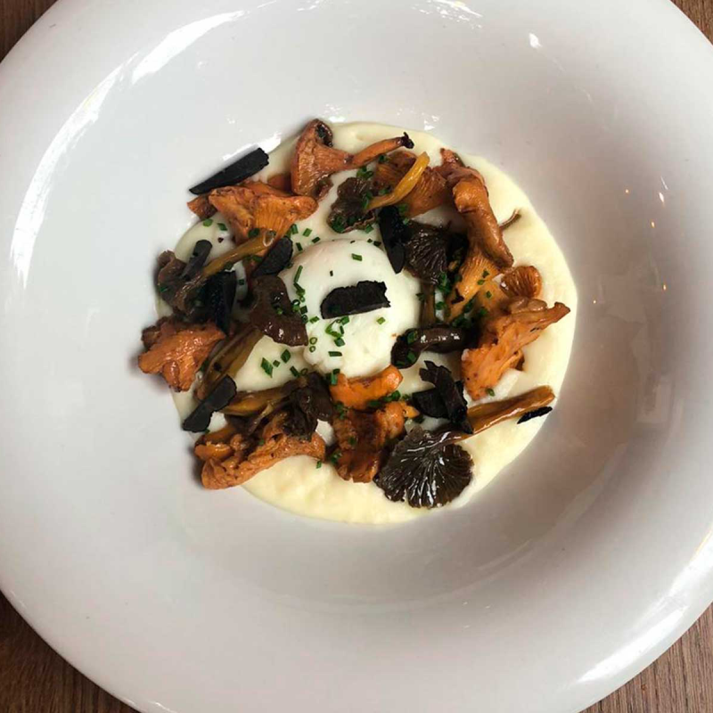 Receta permantier de patatas trufado con huevo poché y setas de temporada